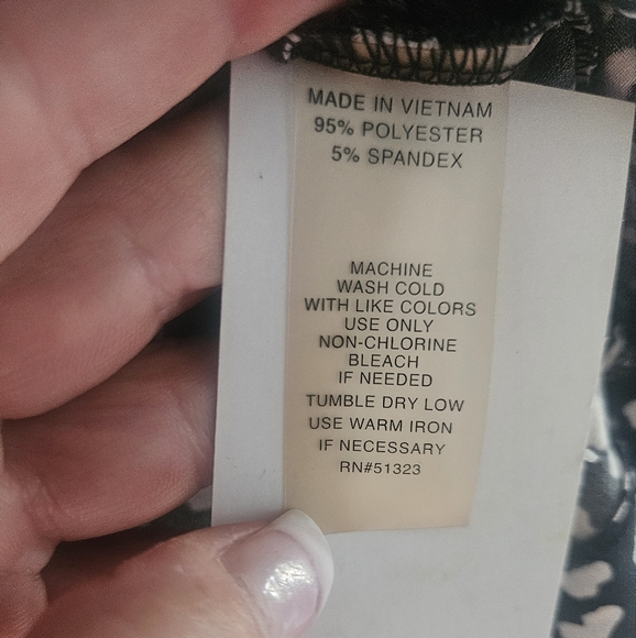 💥Chaus Black & White Shawl Collar Blouse, Sz S (💥2/$12 Bundle) - Picture 8 of 8